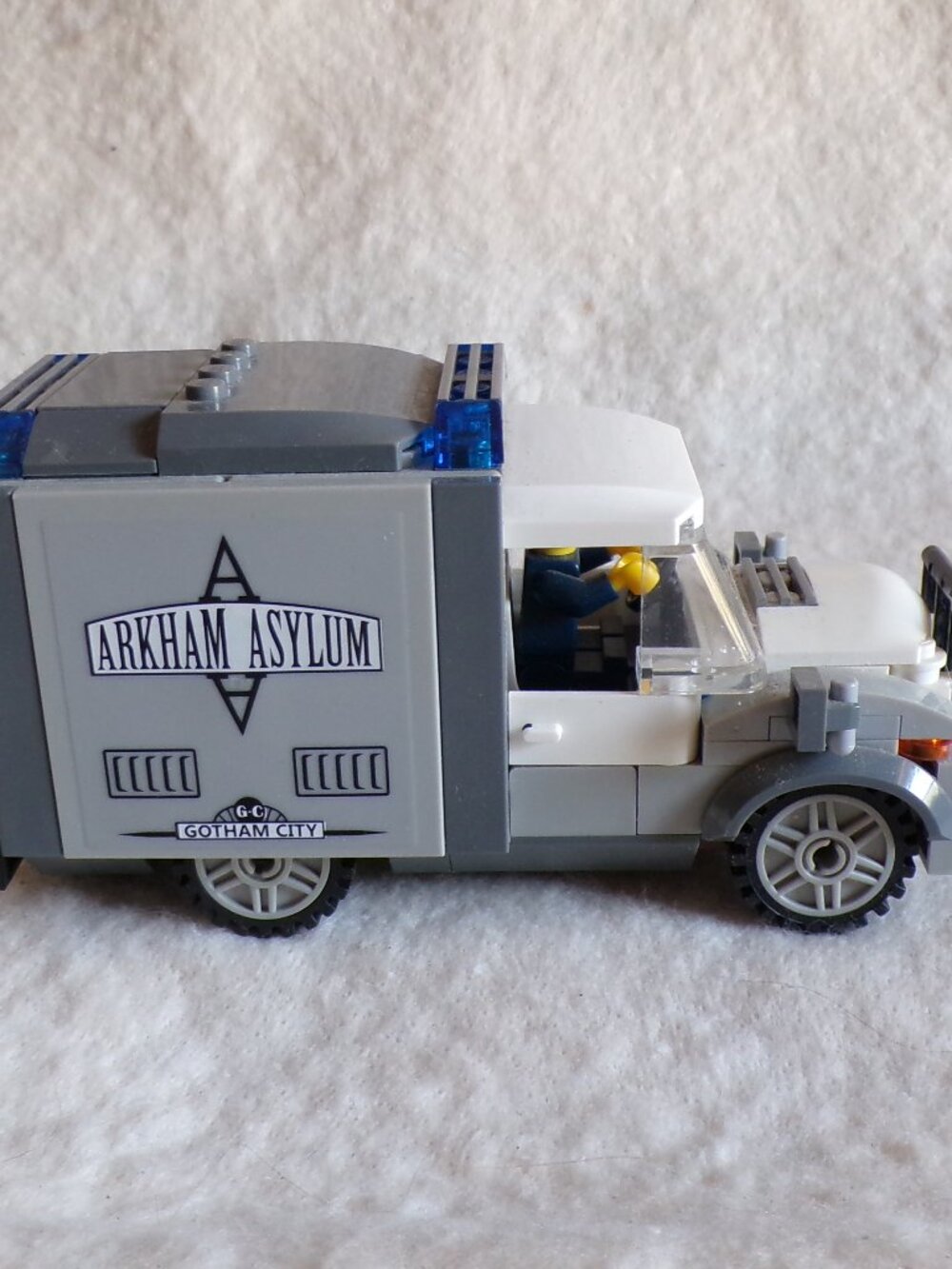 Arkham Asylum Breakout transport Van Truck and Minfigs